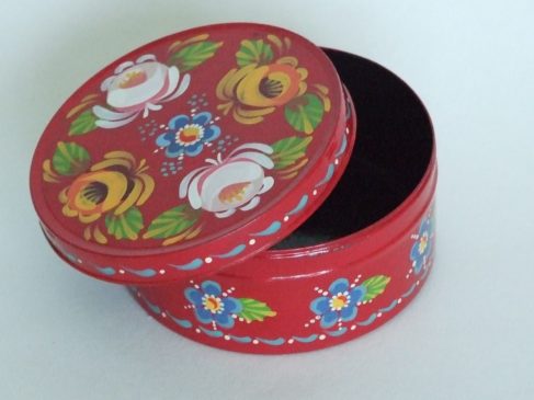 Small metal tin