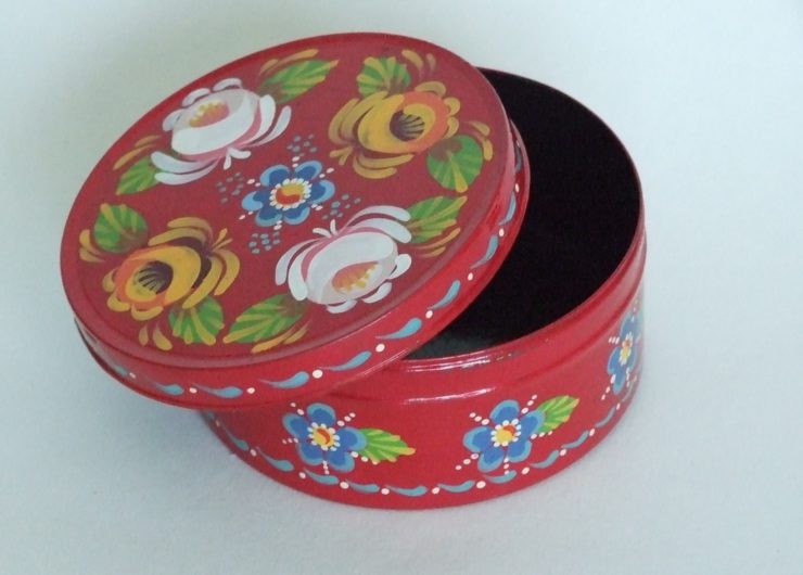 Small metal tin
